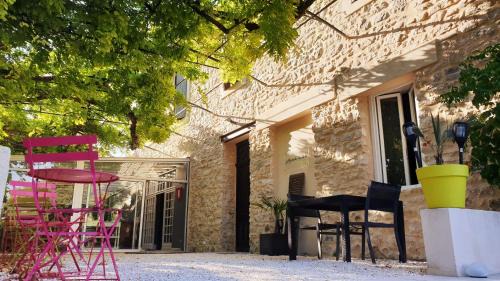Saumane-de-Vaucluse Bed & Breakfast | Oceanfront La Bastide des Arts with Pool & Restaurant