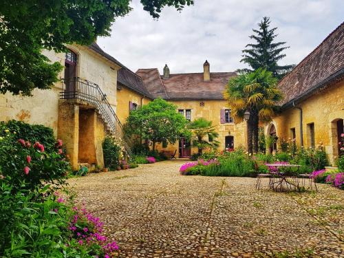 Villamblard House | Discover La Bastide du Roy: Poolside Family Retreat