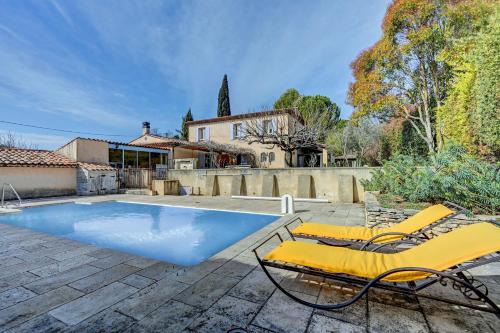 Piolenc House | Discover La Bastide des Jourdans: Pool & Pet-Friendly Stay