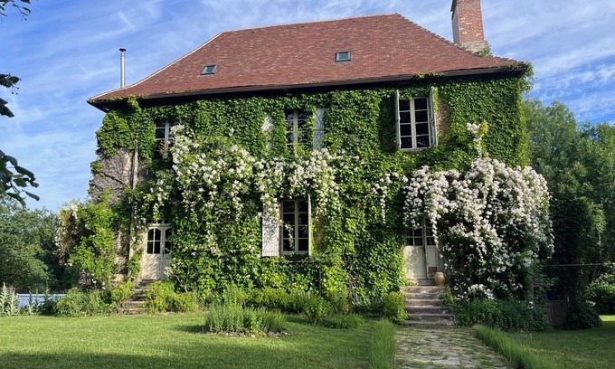 Saint-Yrieix-la-Perche House | Idyllic La Bâtisse Verte: Nature Retreat with Pool & Spa