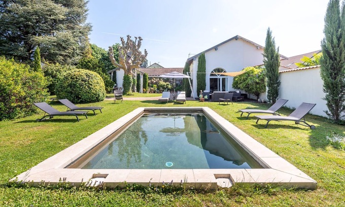 Saint-Didier-au-Mont-d'Or Villa | La Belle Vie: Relaxing Retreat with Pool and Family-Friendly Amenities