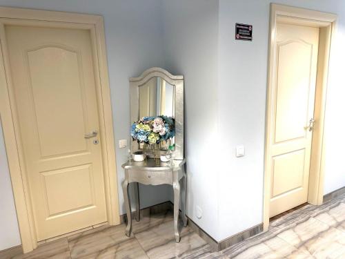 Arad Apartment | Relax at La Bella Ared: 4-Star Stay with Hot Tub