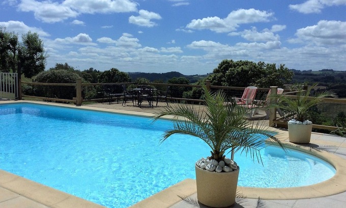Junhac Apartment | Cozy Gite with Ocean View, Pool & High Guest Rating 9.8