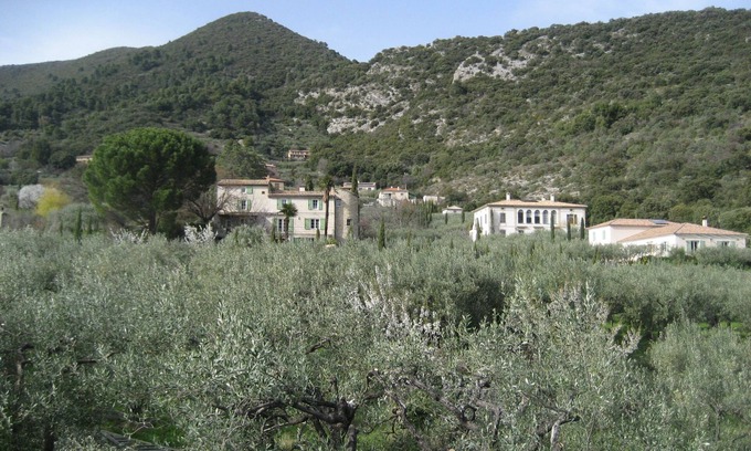 Nyons Bed & Breakfast | La Belle Etoile, a private room of 35 m² in an olive grove in Nyons
