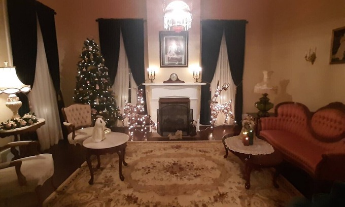 Jefferson Cottage | Experience LA BELLE MAISON: Historic Charm Near Lions Park