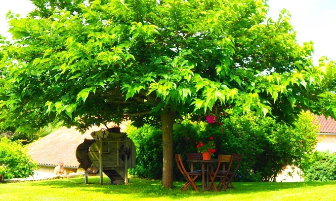 Grignols Bed & Breakfast | Discover La Belle Verte: Family-Friendly with Pool Access