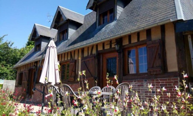 Epreville-en-Lieuvin House | Inviting La Bergerie Cottage: Family-Friendly with Piano