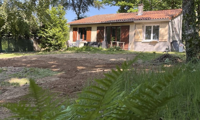 Saint-Pardoux House | Cozy La Bicoque: Family-Friendly Stay with Kitchen Amenities
