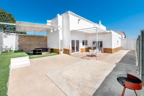 Catadau House | Family-Friendly Stays at La Bombonera II with Pet Options
