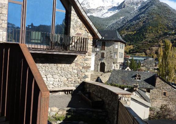 Sallent de Gallego Villa | Discover La Borda del Zarrastiecho: Pet-Friendly Retreat
