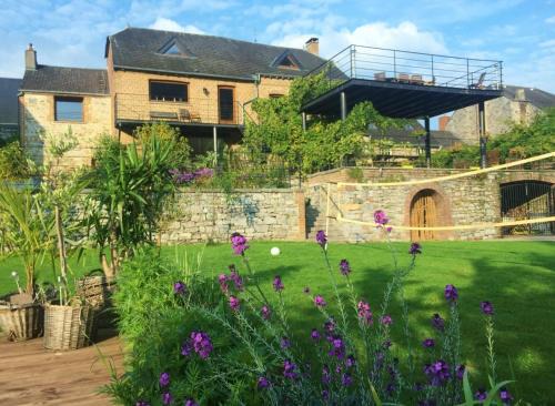 Chooz House | Relaxing Retreat at La Brasserie with Pool & Spa Amenities