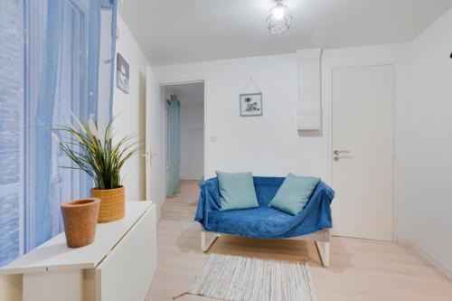 Vitre Apartment | Pet & Child Friendly Hotel: Stay at La Bridole Today!