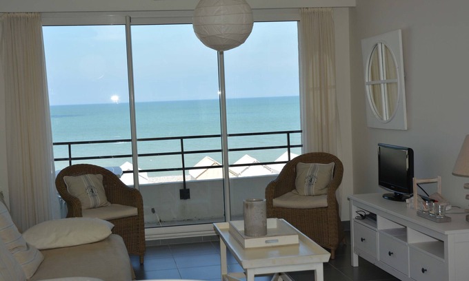 Cayeux-sur-Mer Apartment | Oceanfront Escape: LA BRISE MARINE with 9.8/10 Rating