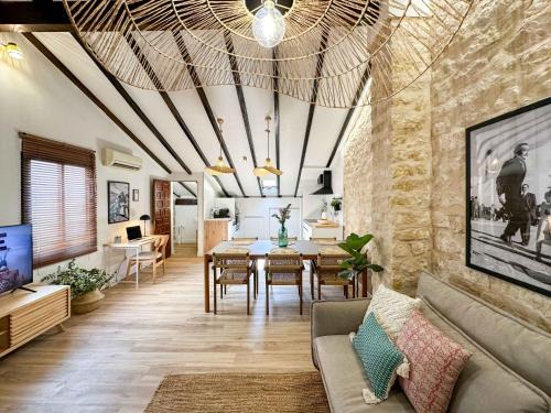 Alicante Apartment | Discover La Buhardilla del Mercado: Oceanfront Family Escape