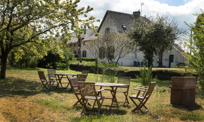 Renaze Apartment | Discover La Butte de l'Espérance: Pet-Friendly Retreat
