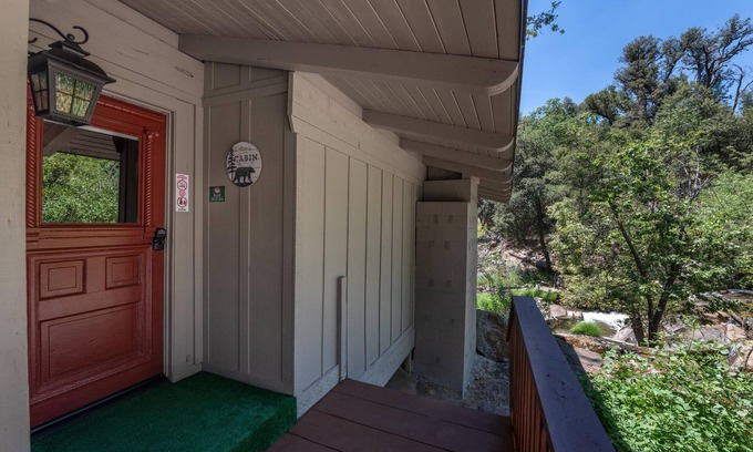 Yosemite Forks House | Top-Rated La Cabana: Relaxing Spa & Family-Friendly Stay