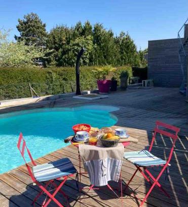 Meschers-sur-Gironde Bed & Breakfast | Experience LA CABANE DE L'ESTUAIRE with Oceanfront Views