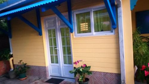 Le Lamentin Apartment | Explore La cabane de Josephine: Family-Friendly Retreat