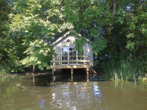 Laid Trou House | Serene Stays at La Cabane sur l'Eau with Ocean Views