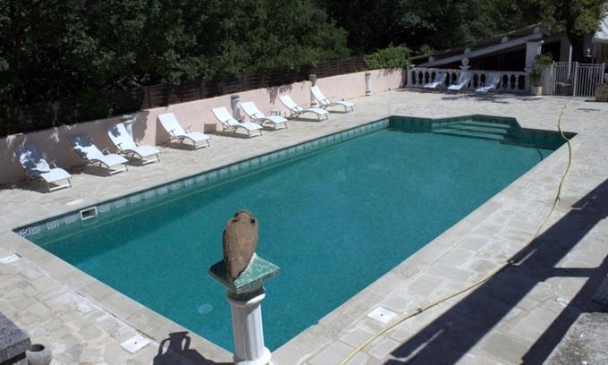 Lauris Hotel | Budget-Friendly Getaway at La Cadière with Pool & Breakfast