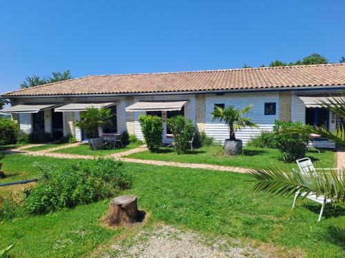 Saint-Seurin-de-Cadourne Bed & Breakfast | Relax at La Cadournaise: Pool & Oceanfront Views Await