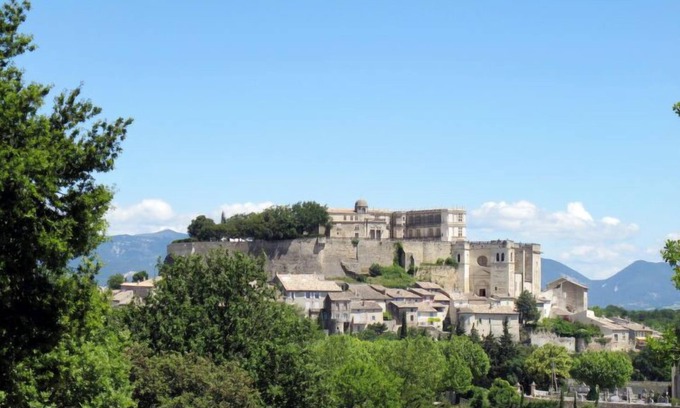 Grillon House | Discover La Cardeline: Pet-Friendly Retreat with Spa Access