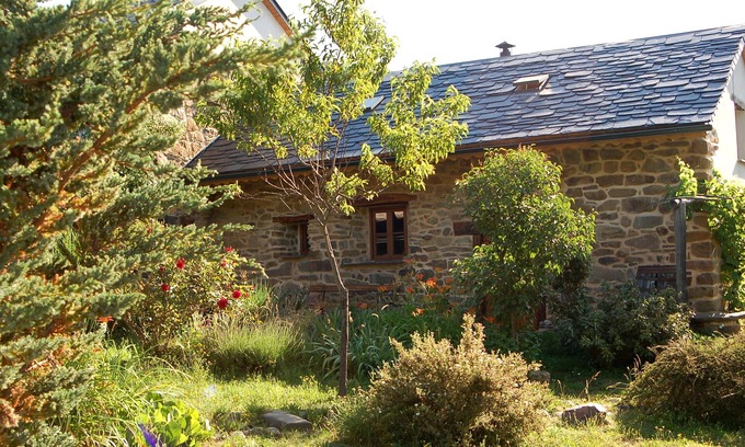 Villar de las Traviesas Cottage | Serene La Caricia: Country House with Garden & Spa Retreat