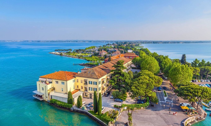 Padenghe sul Garda Apartment | Relax at La Casa Accanto with Shared Pool and Spa