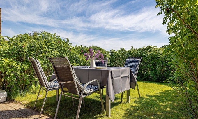 Norgaardholz Apartment | Seagull Apartment: Oceanfront Retreat with Pet-Friendly Perks