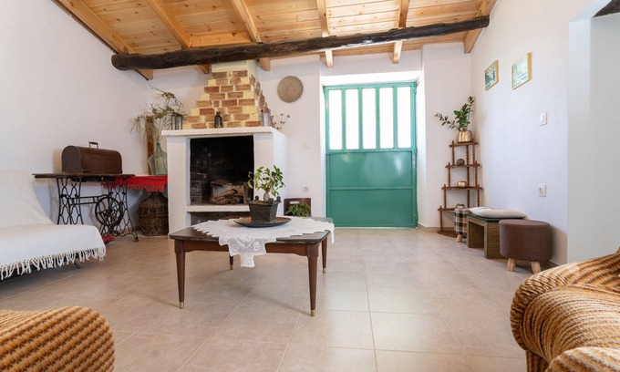 Vatolakkos House | Discover Family-Friendly Comfort at La Casa Cottage
