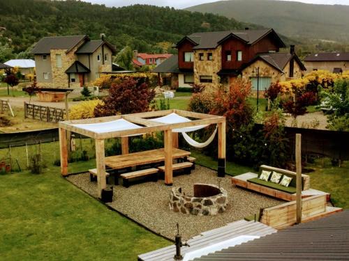 San Martin de los Andes Ski Chalet | La Casa De Scott: Pool & Hot Tub with Ocean Views