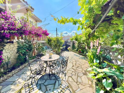 Distrito Sur House | Discover La Casa de la Buganvilla: Oceanfront Retreat
