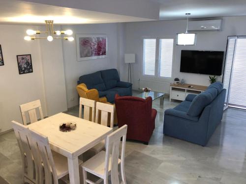 Mairena del Aljarafe House | Budget-Friendly Getaway at La Casa de Las Flores with Pool