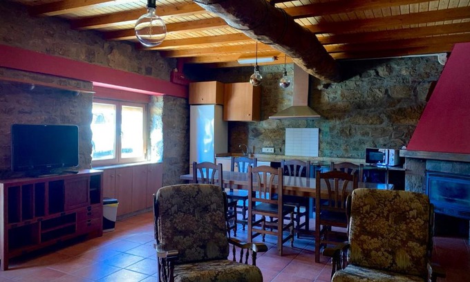 Berlanga del Bierzo House | Pet-Friendly Retreat at La Casa de la Valla Azul