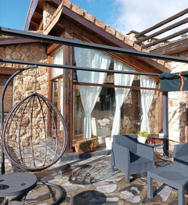 Condemios de Abajo House | Pet-Friendly Getaway at La Casa de los Gatos - Rated 9.4