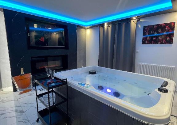 Melun House | Indulge at La Casa de Lové with Jacuzzi & Pool Access