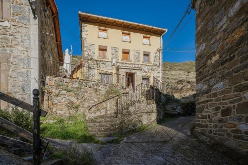 Llanaves de la Reina House | Pet-Friendly Retreat at La Casa De Sara for Family Fun