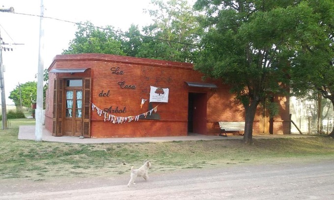 Partido de Carmen de Areco House | Top-Rated Retreat at La Casa del Árbol with Pool & Breakfast