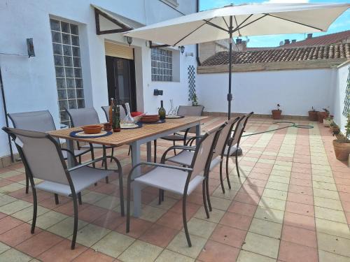 Alfaro House | Unwind at La Casa del Aguador with Pet-Friendly Amenities