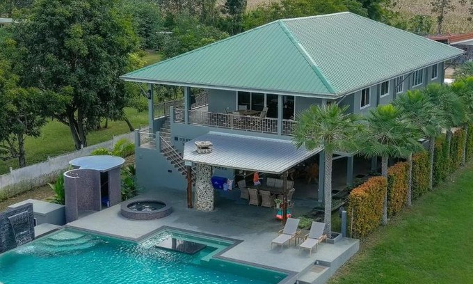 Si Sawat Villa | Serene Retreat at La Casa del Lago Kanchanaburi