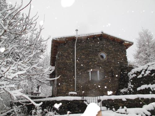 Guejar Sierra Ski Chalet | La Casa del Nogal: Oceanview Retreat with Pet-Friendly Amenities