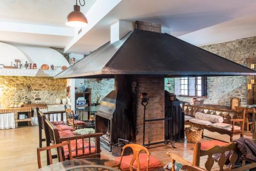 Molinaseca House | Discover La Casa Del Reloj: Pet-Friendly Family Retreat