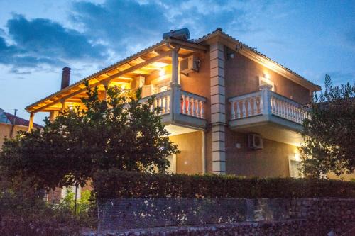 Razata Apartment | Top-Rated Family Retreat at La Casa Di Linda