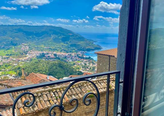Castellabate Historic Centre Apartment | Pet-Friendly Retreat at La Casa Di Mati - Rated 9.1/10
