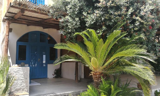 Santa Marina Salina House | Oceanfront Retreat: La Casa di Via Lungomare Awaits