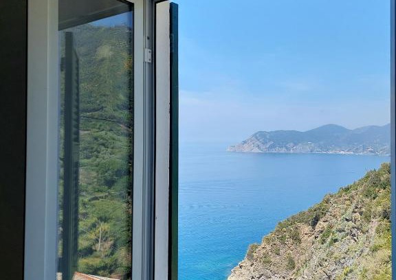 Corniglia Apartment | Discover La casa di Zefiro: Enjoy Breakfast & Great Reviews