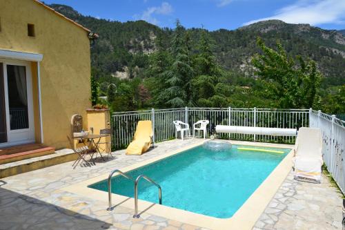 Cuebris Bed & Breakfast | Relax at La Casa with Oceanfront Views and a Pool