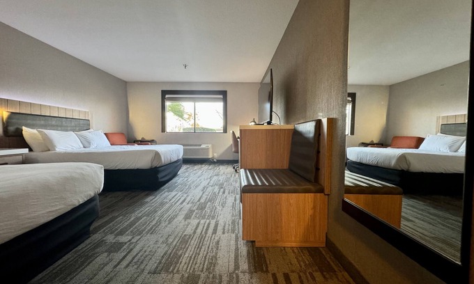 Modesto Hotel | Relax at La Casa Modesto with Pool and Spa Amenities