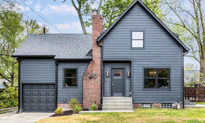 Meridian-Kessler House | Pet-Friendly La Casa Negra: Family Retreat in SoBro