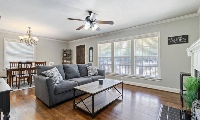 Austin Ave. House | Discover La Casa Roja: Prime Location Near Downtown Waco